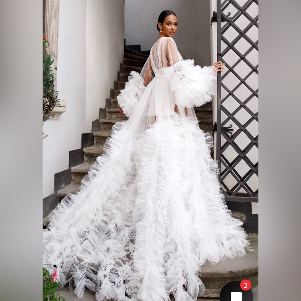 Vior Victoria White Ruffle Robe